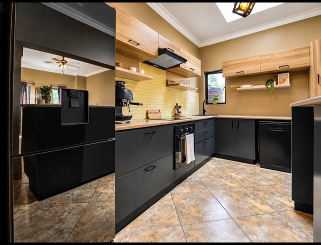 5 BEDROOM FREEHOLD FOR SALE IN MIDSTREAM ESTATE